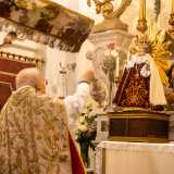 ...e la statuetta viene posta sull�altare maggiore